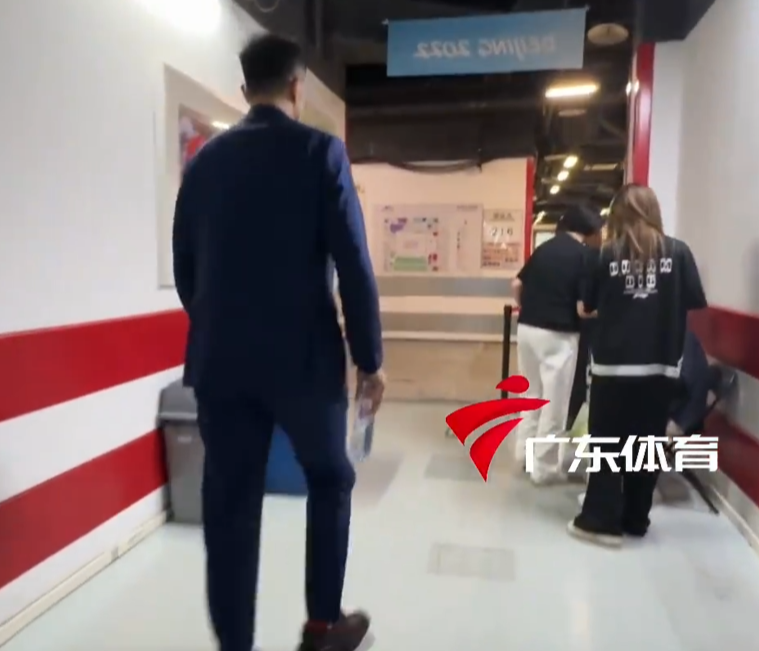 乐鱼网官网入口-广东回更衣室动态！杜锋落寞，崔永熙绑冰袋，王少杰哭红鼻子！